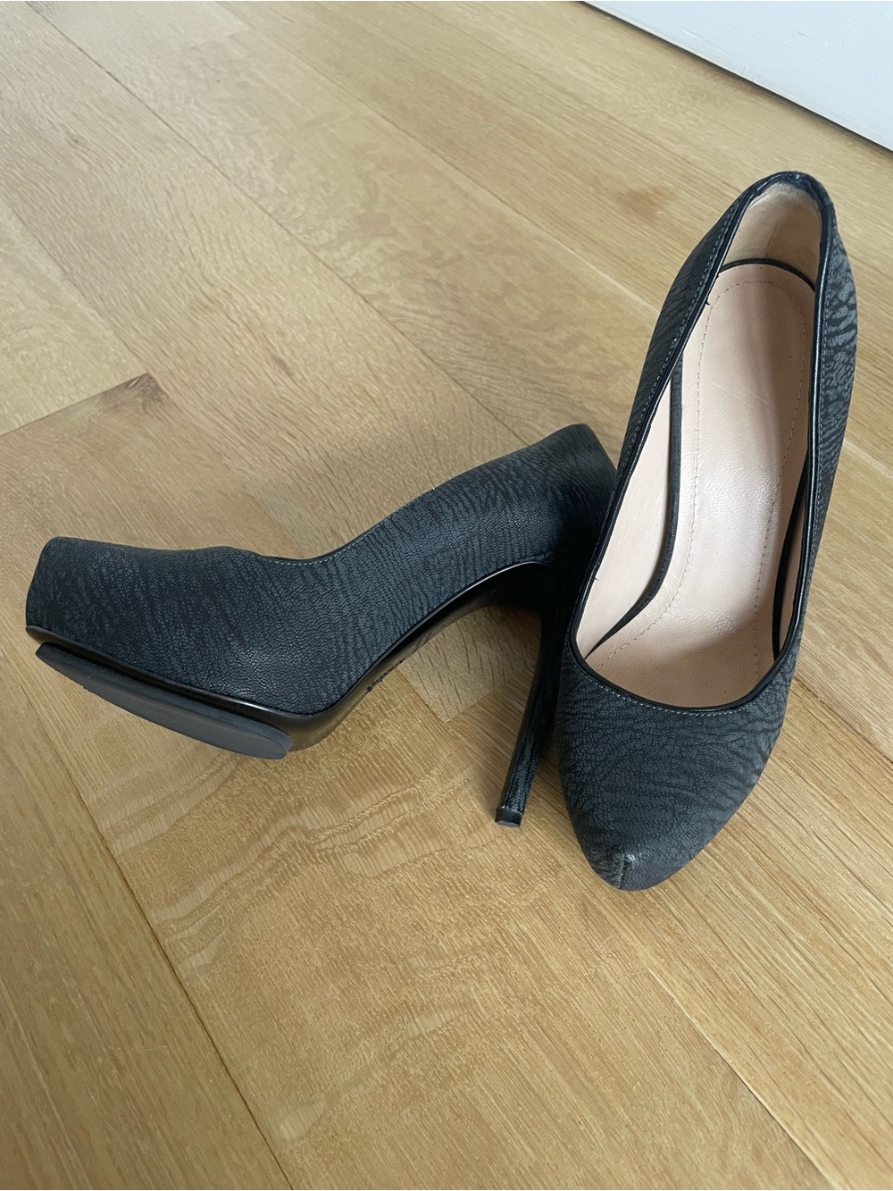Aperlai Classic Black Textured Stiletto Pumps for Women